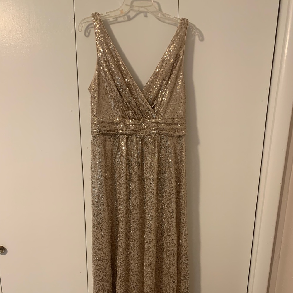 Gold Sequin V-Neck Bridesmaid Dress with Satin Piping
DAVID'S BRIDAL
F19787